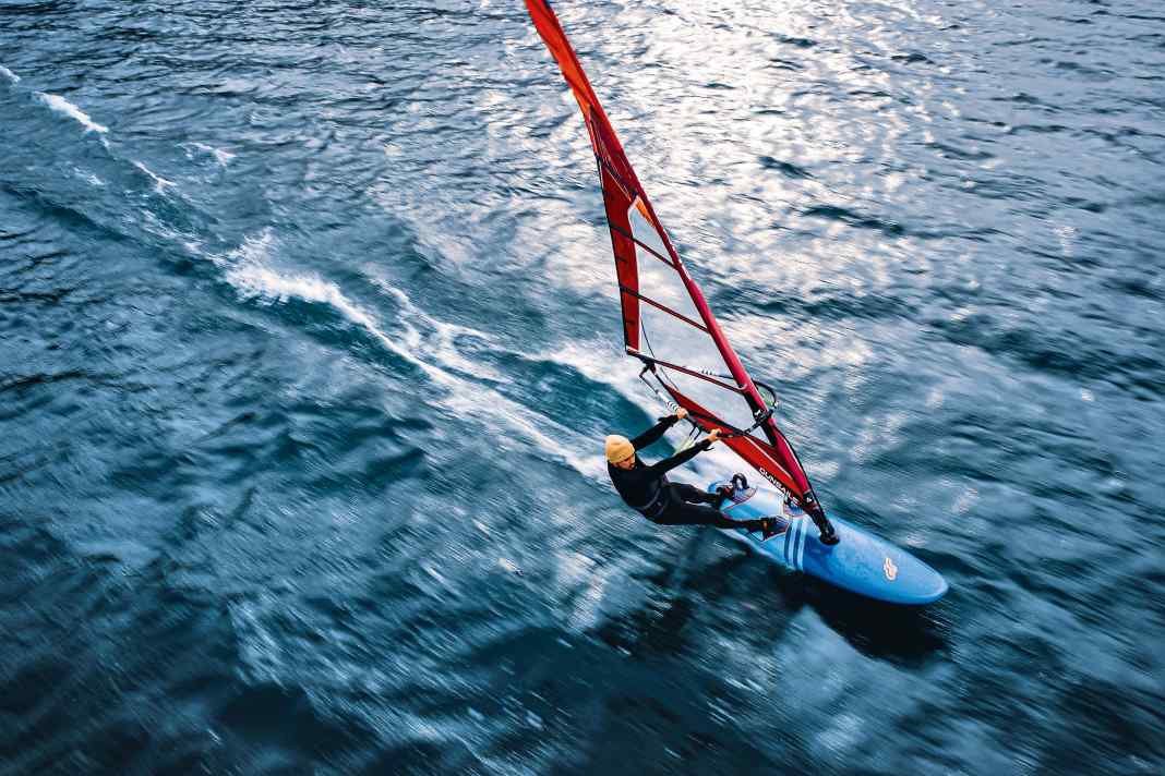 Bei acht bis zehn Grad konnten sich die Tester am Gardasee mit 45 bis 60 km/h schnell warm surfen.