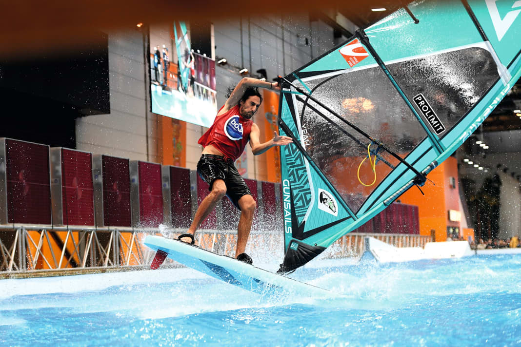 Julien Mas is one of the best freestylers in Europe - also on a leash indoors.