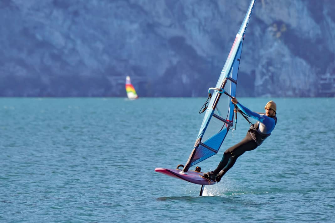 Mit viel Gleitpotenzial durch Windlöcher auf dem F4-Foil – die filigrane Duotone-Alugabel ergänzt das schwerelose Gefühl perfekt.