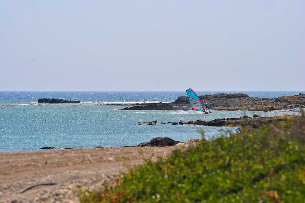 The spots in the west of Crete are still completely unknown to most surfers. To discover them, like Kountoura here, mobility is required.