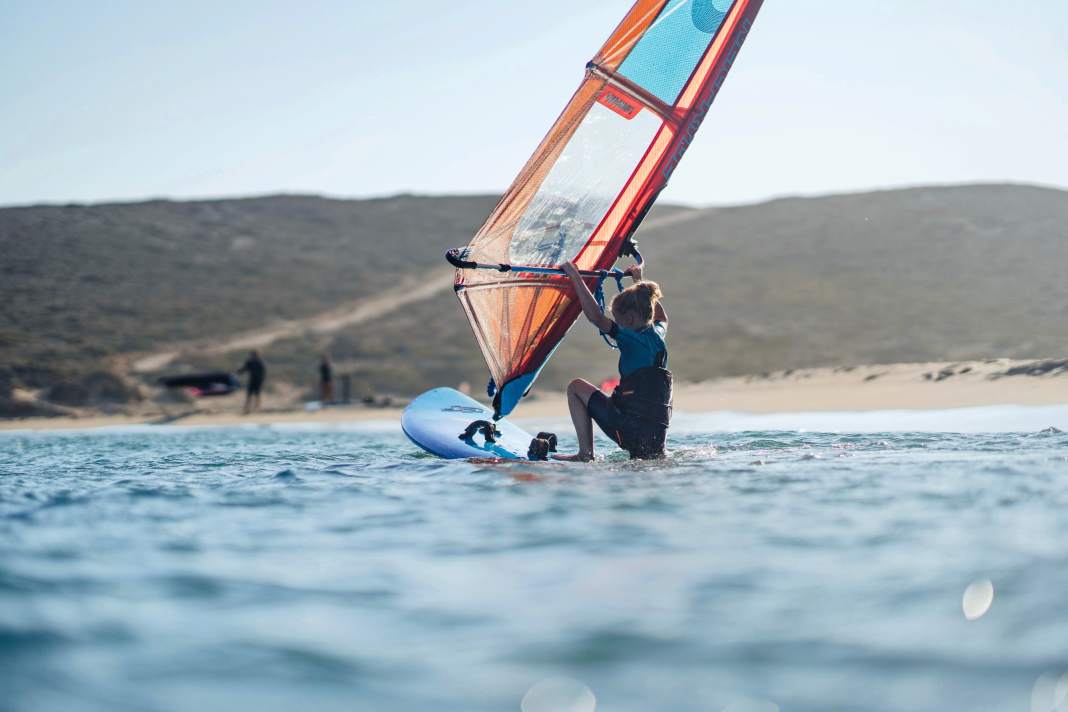 Get into the fast lane! If the equipment and spot are right, children learn windsurfing in fast motion.