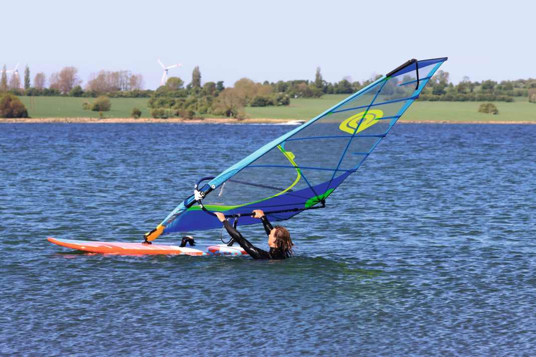 Hast du nach dem anfänglichen Ausrichten und Einstellen des Kurses das Gefühl, dass der Wind einfach nicht für den Aufstieg reicht, kann der Griff an den Mast Abhilfe schaffen. Schiebe dazu zunächst die Hände an der Gabel etwas nach vorne.