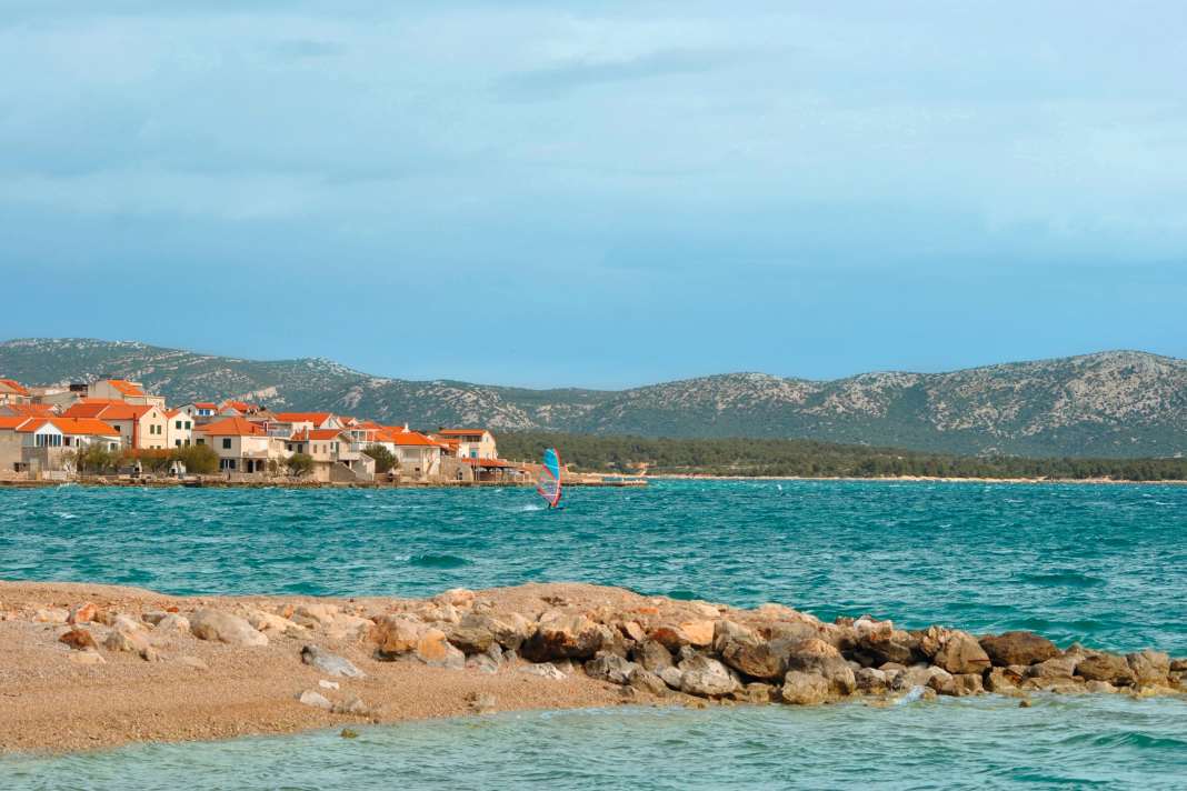 Bei Bora surft man am besten in Betina (Spot 4) vor der  Halbinsel Murter – vor schöner, mediterraner Kulisse.