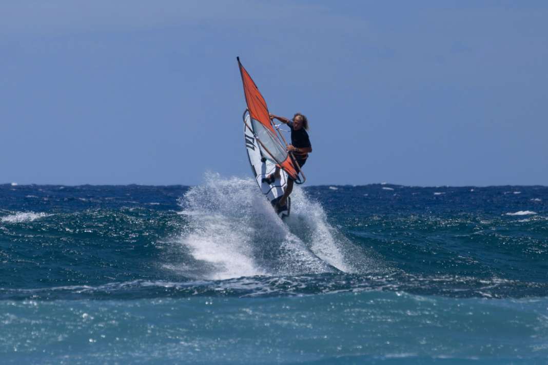 Look out for a nice steep wave and don't forget to unhook from the harness. Remember: speed is your friend and is crucial for a nice rotation. Cheese rolls work even when overpowered.  They also work when underpowered, but then require full physical effort.