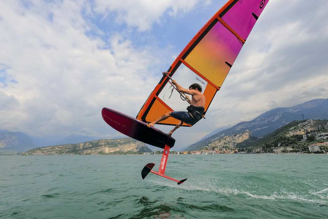 Das GunSails Hy-Foil bietet sehr gute Leistung schon bei leichtestem Wind. Es erfordert etwas gefühlvollere Steuerung und bietet dafür viel Potenzial.