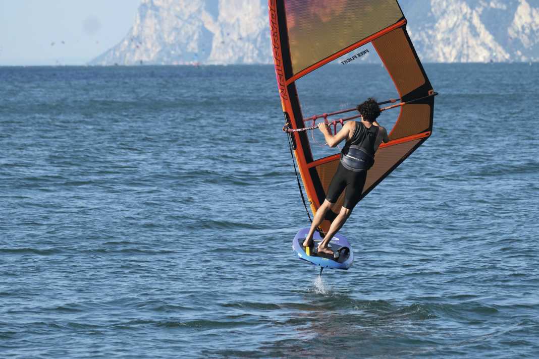 In the Duotone set-up, the 1250 wing conveys more classic freeride virtues than the small 1000.