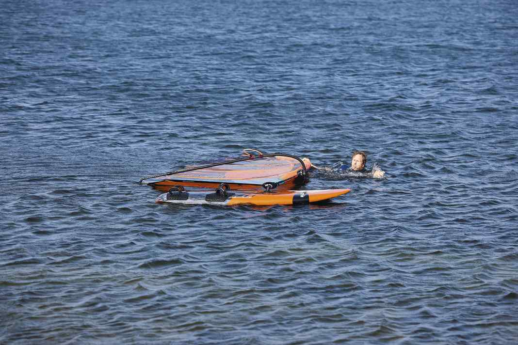 Greife zum Umdrehen des Boards Bug und Mast ...