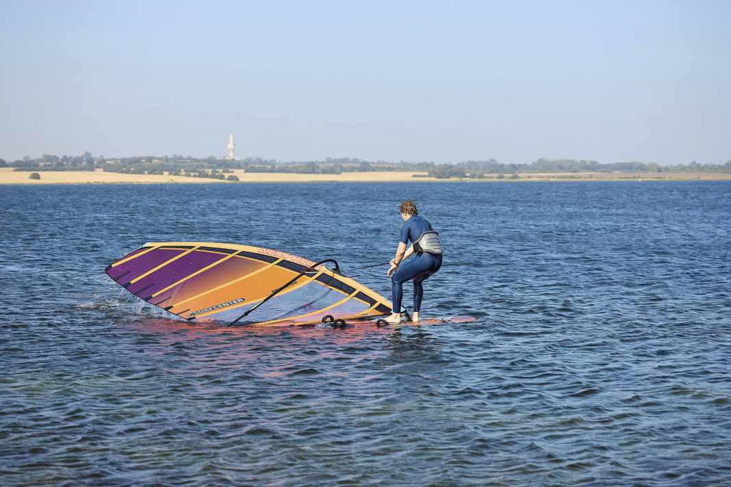 If you want to bring the sail into the correct position using the sheet start, you should bend your legs and lift them only slightly at the beginning until the water has drained away