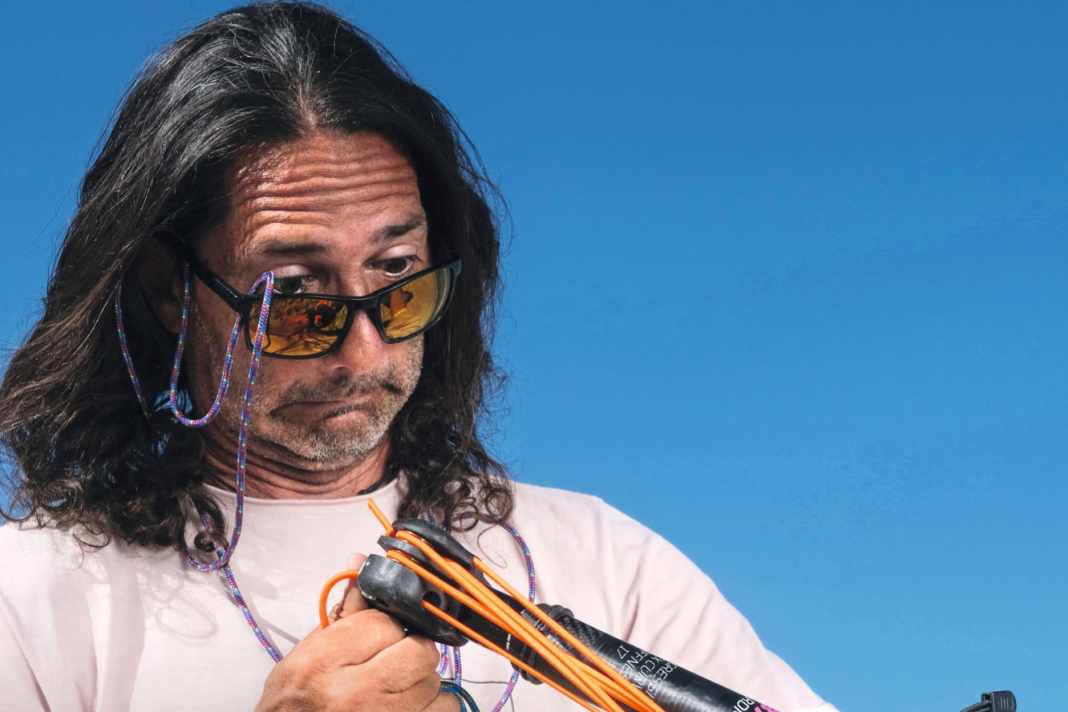 Das Einfädeln des Tampens kann je nach Kombination von Segel und Verlängerung tricky sein - wir zeigen, wie ihr reibungsarm einfädelt!