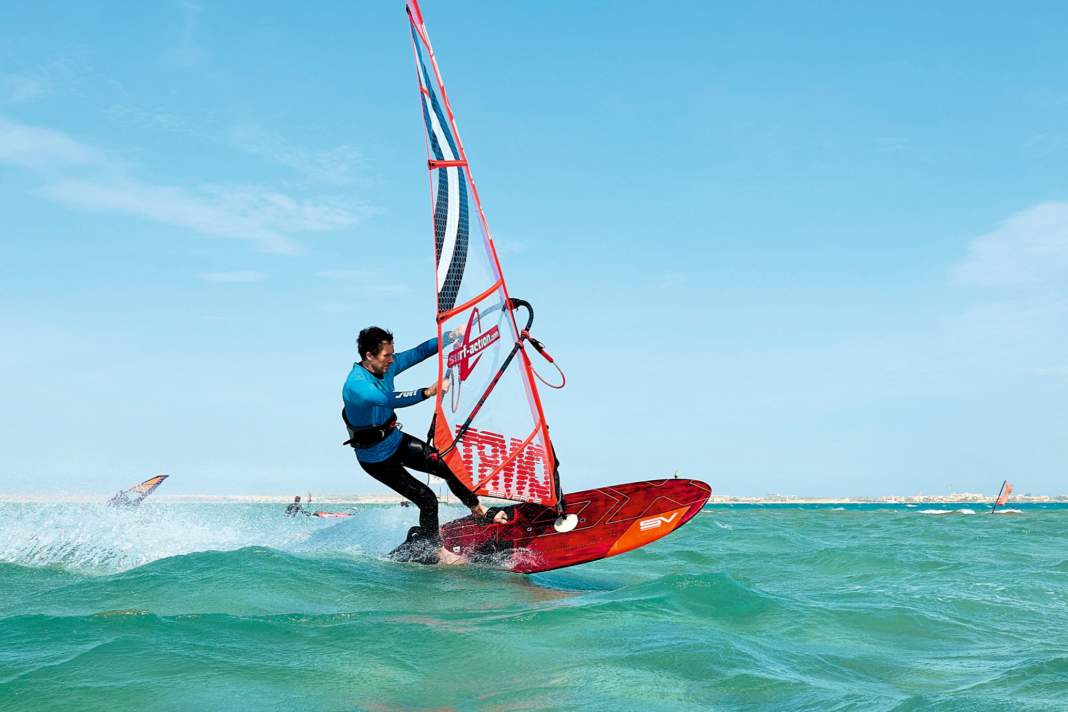 Ideale Rahmenbedingungen für unser Fotoshooting hatten wir in Soma Bay an der Surf Motion Station von Peter Müller. Danke auch an die Surf & Action Company für die professionelle Unterstützung.