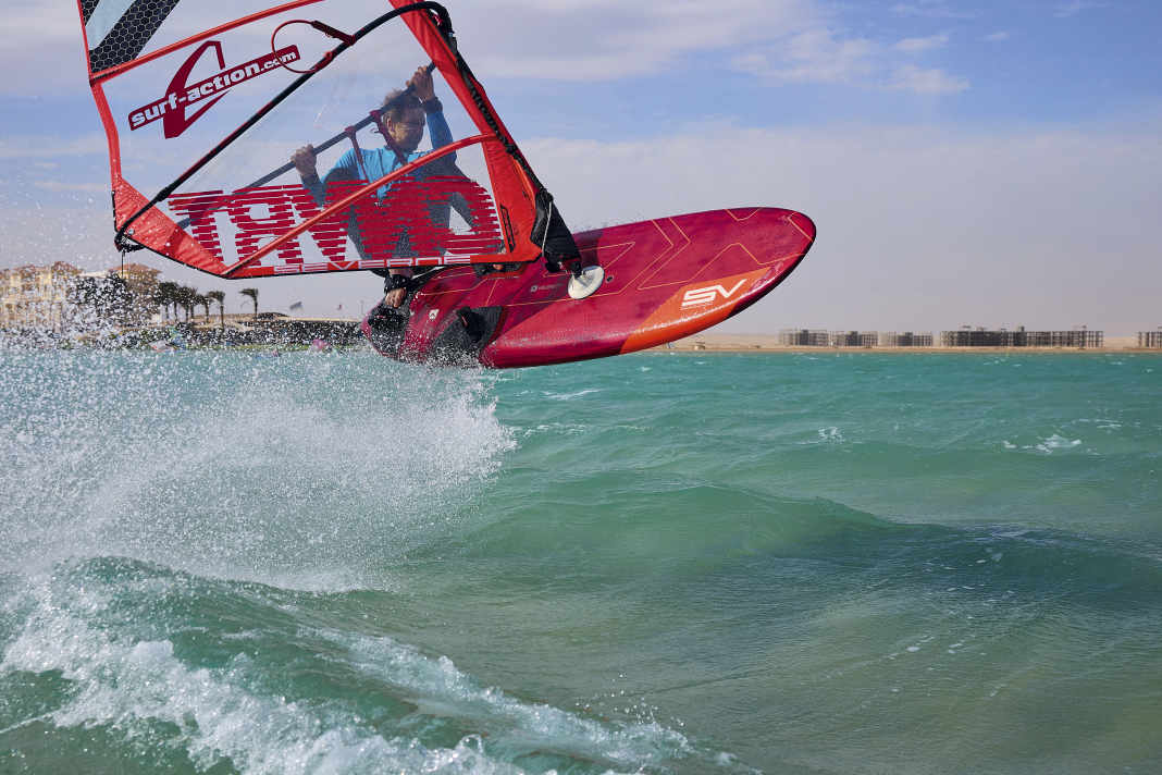 Die Fußschlaufen sind beim Windsurfen deine Verbindung zum Board. Wir zeigen dir, wie du die beste Einstellung findest!