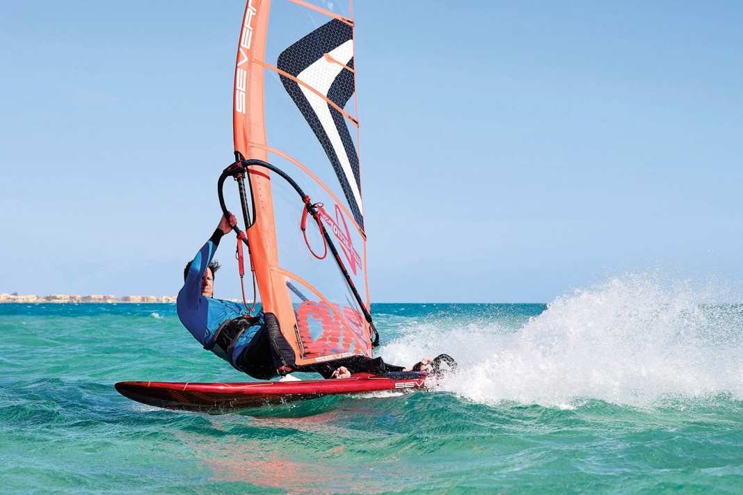 Der Spinout gehört neben dem Schleudersturz und einem aufsteigenden Bug ("Wheelie") zu den häufigsten Problemen beim Windsurfen. Mit der richtigen material-Einstellung kannst du alle drei vermeiden