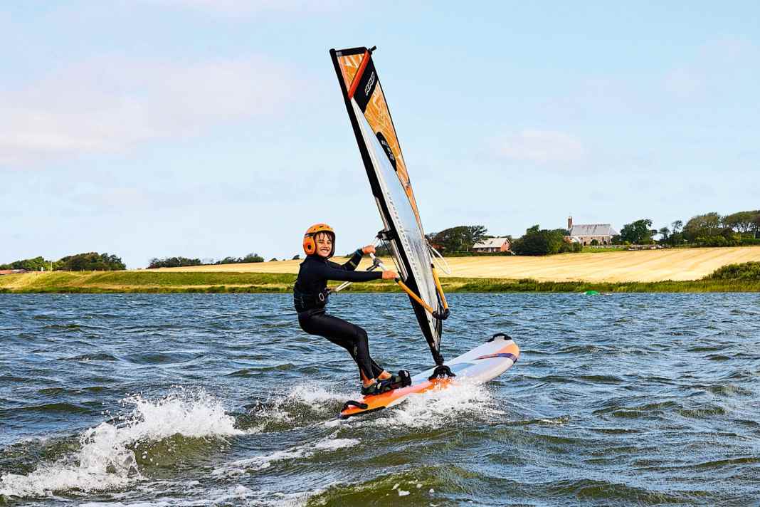Priceless: The first sense of achievement as a windsurfer. With the right wetsuit, getting started is twice as much fun for children