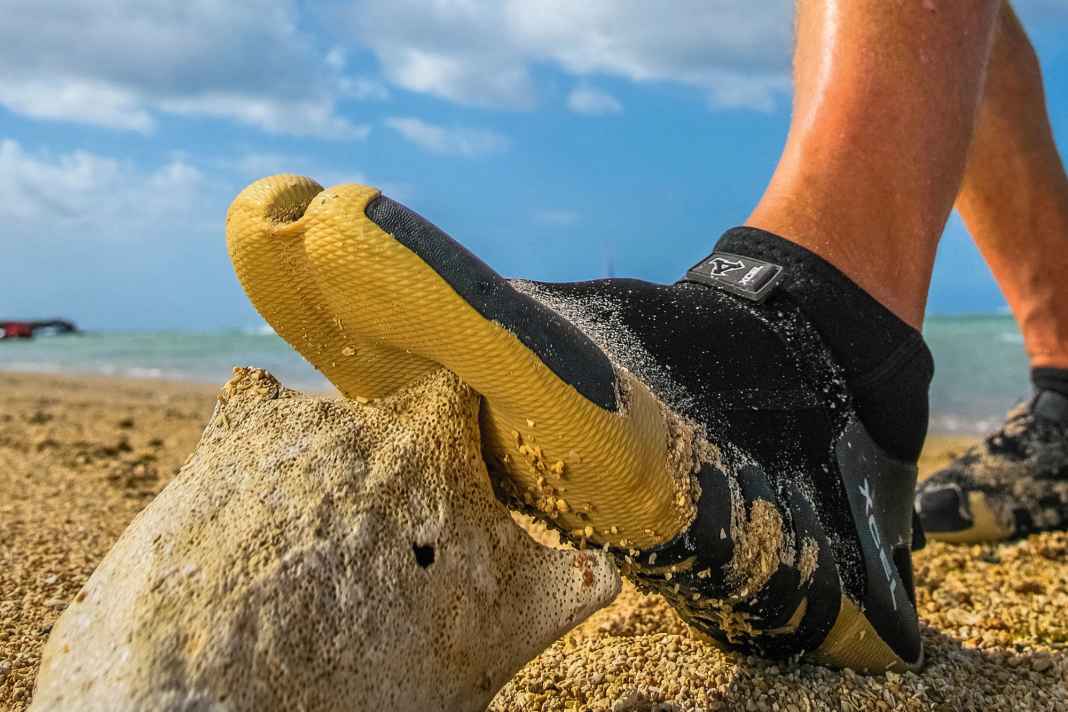 When delicate office feet encounter shells, stones or coral, unpleasant cuts are inevitable. Thin neoprene shoes offer protection, but also enough feel for the board