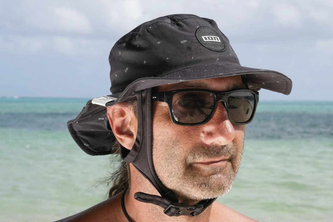 Der ION-Hut schützt rundum und lässt sich bei Wind sichern.