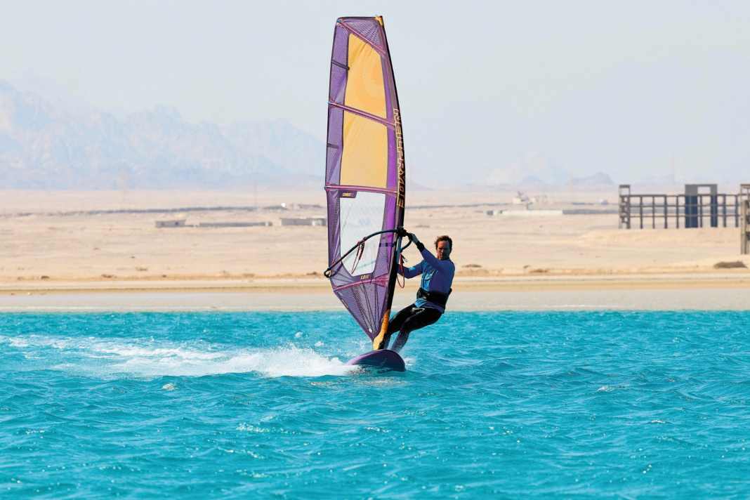 Im Gegensatz zum Vulcan benötigt man für den Spock noch etwas mehr Grundspeed. Ziel ist es zudem, einen flachen Absprung hinzubekommen, idealerweise auf Halbwind- oder leichtem Raumwindkurs. Auch hier gilt: Vordere Hand vor dem Absprung ganz nach vorne schieben, das erleichtert gleich den schnellen Kreuzgriff an der Gabel!