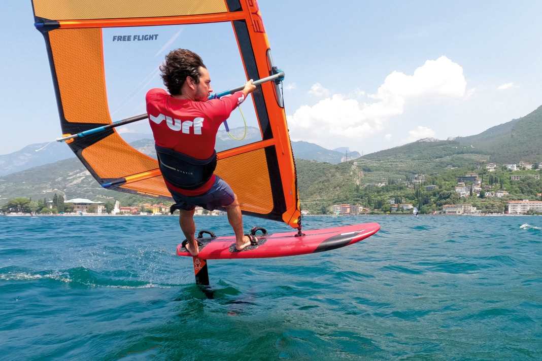 The Starboard E-Type requires a wide board - unfortunately only the Severne board was available in the test.