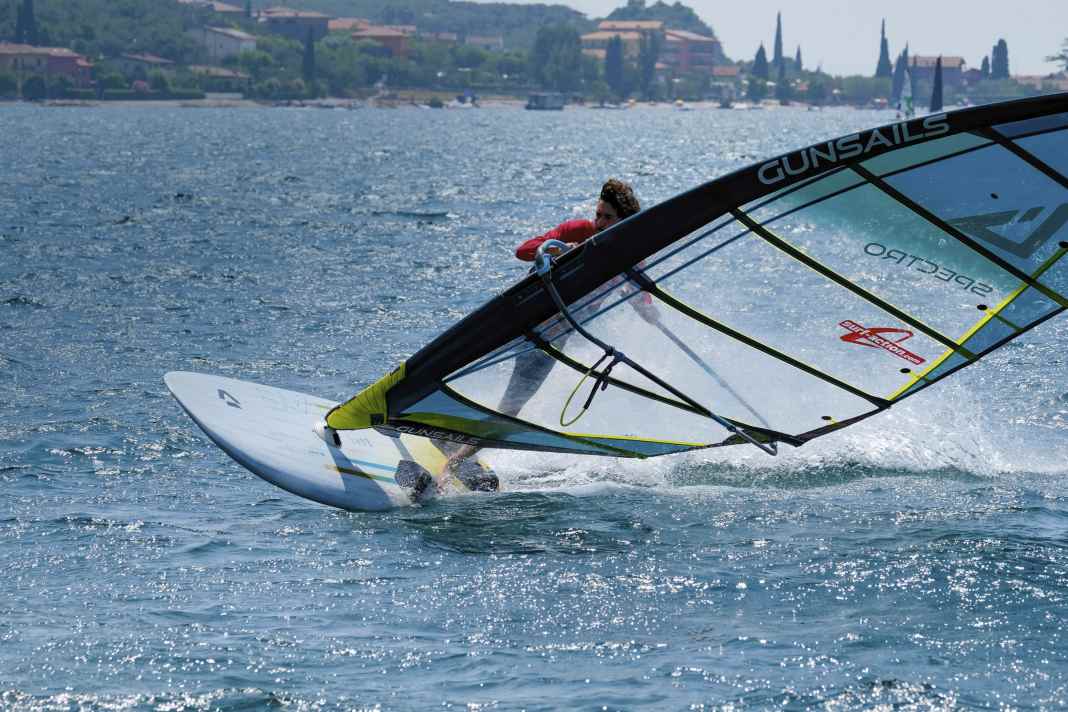 The Duotone Blast E/LAB 185 is a super glider, even in the jibe, which remains well controllable even with a lot of sail pull and conveys a sporty feeling.