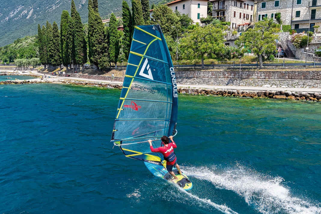 Halsen gelingen auf dem Duotone Eagle besonders einfach, auch beim Gleiten überzeugt das etwas schwerere Board