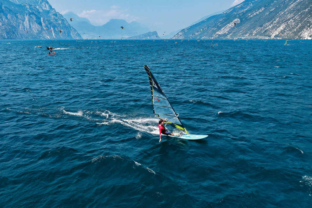 At Lake Garda, we compared various early planing boards with fins and foil combinations with each other