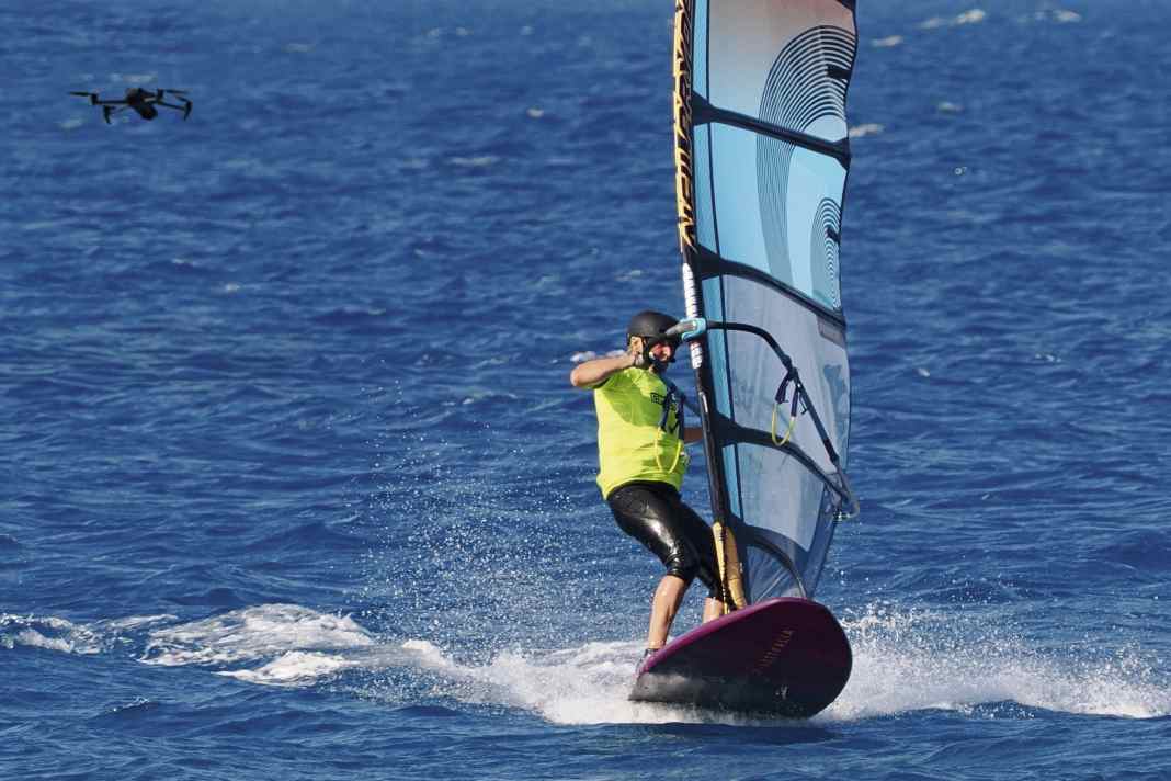„Körperschwerpunkt nach vorn, vorderen Arm strecken und den hinteren dicht­holen!“ Das hat Martin seinem Schüler Detlef in diesem Moment wohl ins  Ohr flüstert.