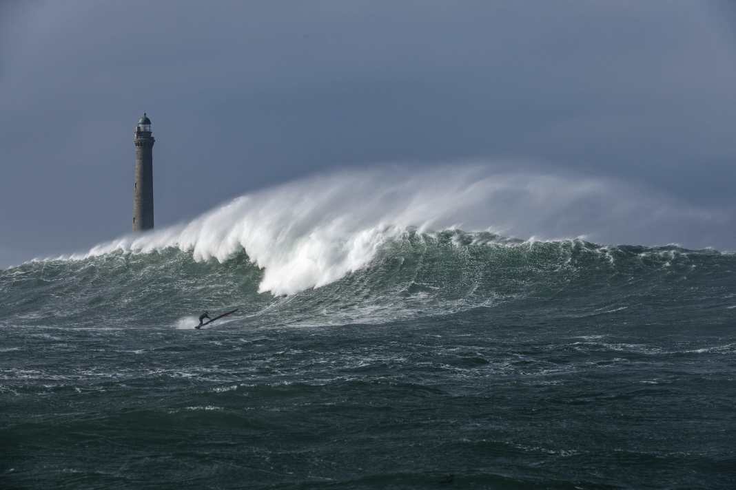 Thomas Traversa surfs Île de Vierge, one of the most impressive big wave spots in Europe. Here, the Atlantic swells thunder unchecked against the Breton coast.