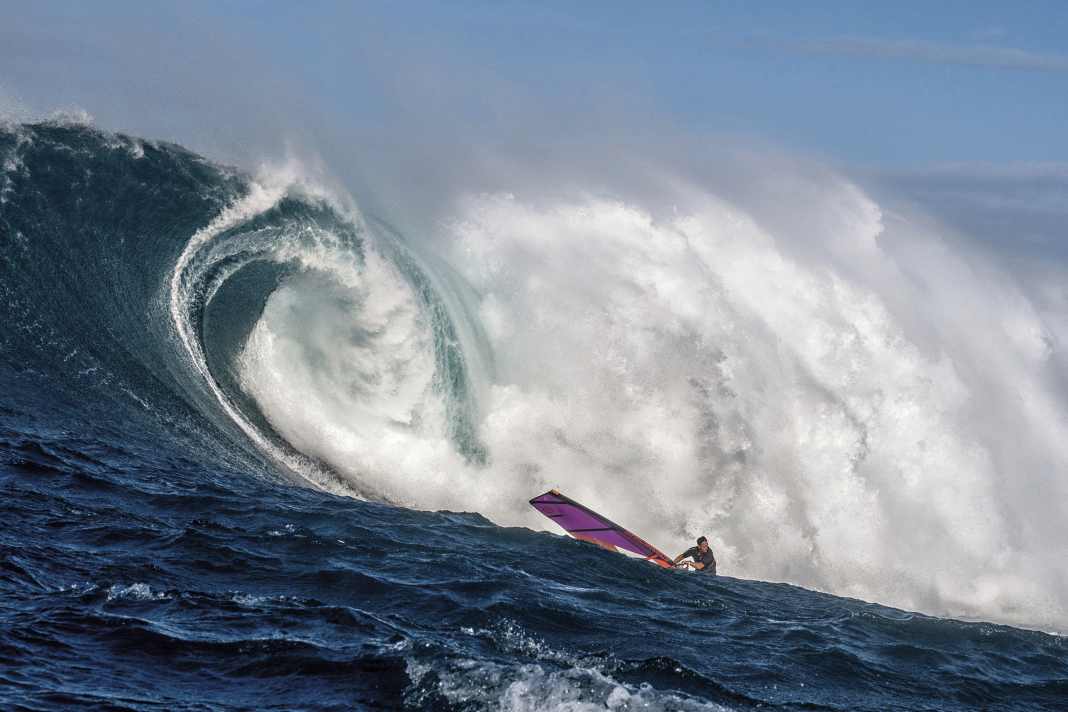 Einmal waschen und schleudern bitte! Robby Swift in der Superwelle Jaws, mehrfach für die Biggest Wave of the Year nominiert.