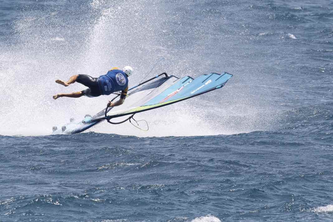 It happens even to professionals: during a spin crash, the mast can hit the nose of the board
