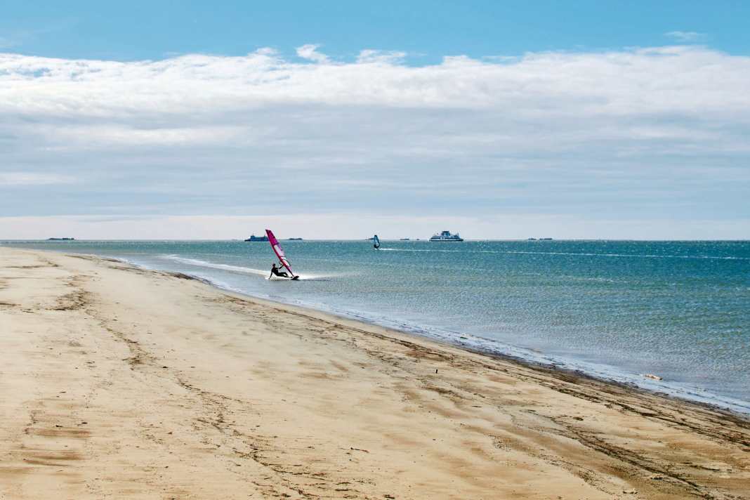 Somewhat hidden behind Sylt and Amrum, Föhr offers plenty of spots for freeride, bump & jump and freestyle. Local Tilo Eber shows them to you!