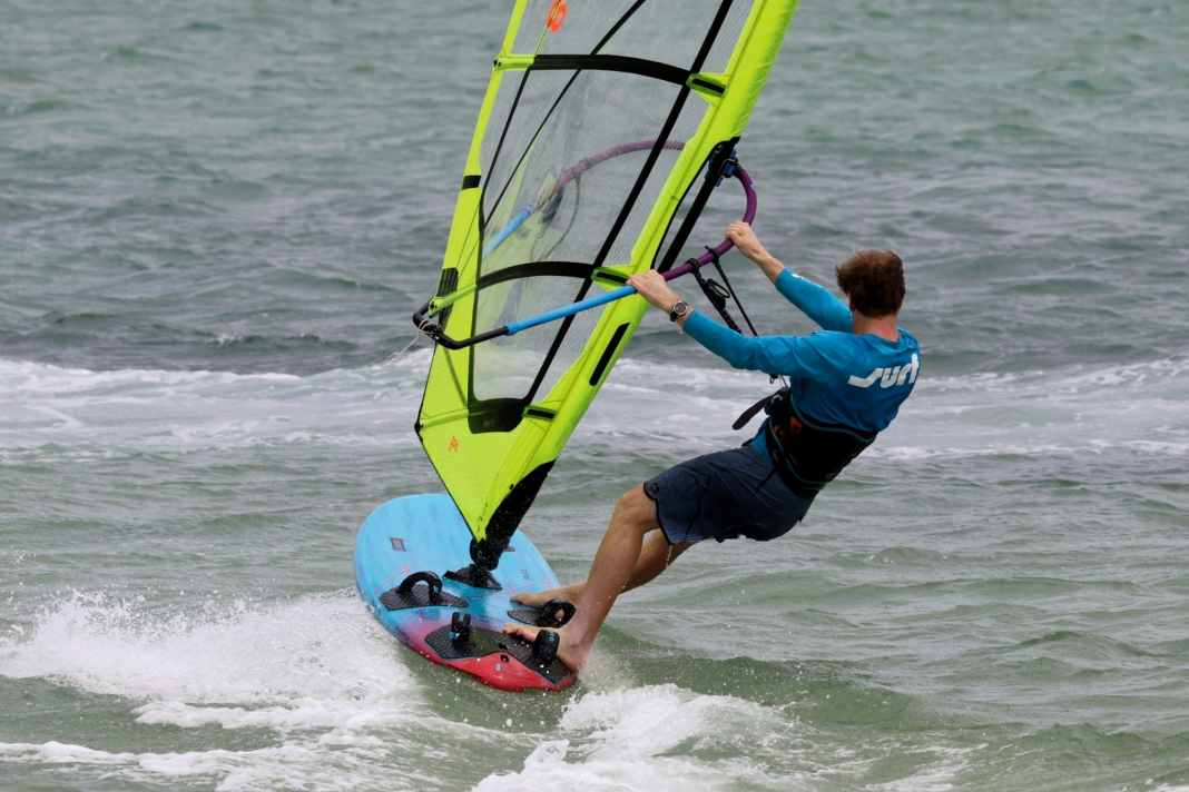 Now glide into a half-wind course and again place the front foot in the loop first