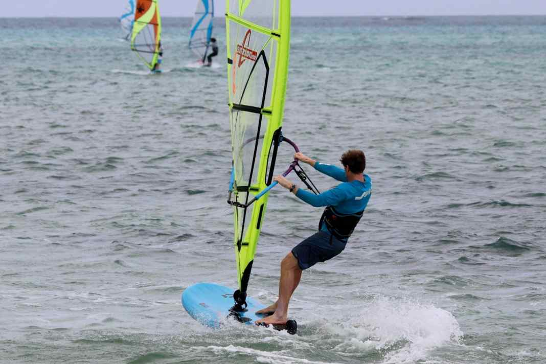 In the planing position you are hooked into the harness, the front foot is turned in the direction of travel on the deck