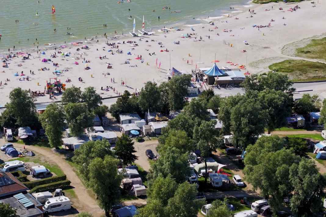 The fully equipped, family-friendly Camping De Holle Poarte...