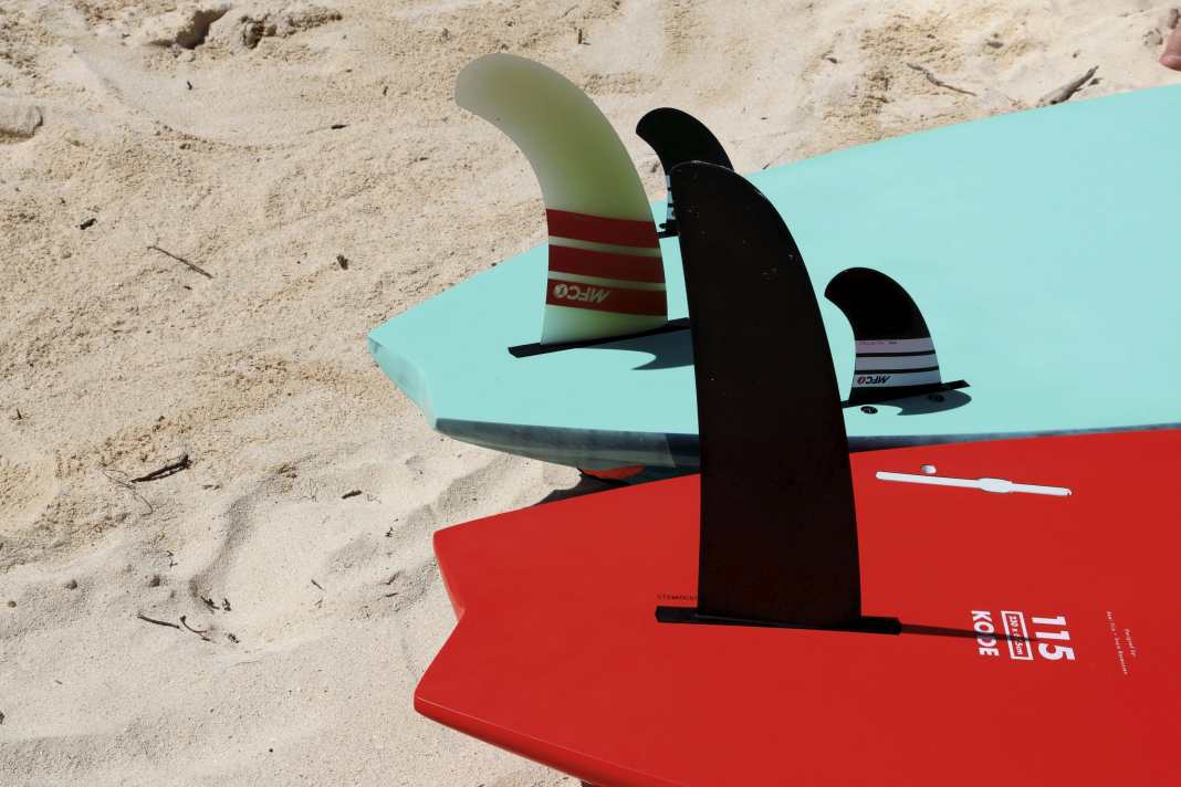 Tabou (grün, hinten) hat ein klassisches Thruster-Set-up für alle Boardgrößen vorgesehen. Die Finne beim Starboard Kode (rot) ist sehr weit vorne im Board eingebaut, was dafür spricht, dass ein Thruster-Set die vielleicht passendere Ausstattung wäre.