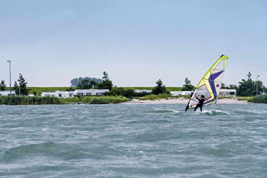 Die Campingplätze an Hollands Binnengewässern wie dem IJssel­meer bieten häufig die Möglichkeit, direkt vom Camper aus aufs Wasser zu kommen!