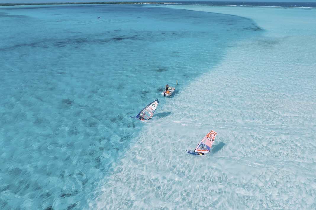The shallow area in Lac Bay on Bonaire is clearly recognisable by the lighter colour of the water.
