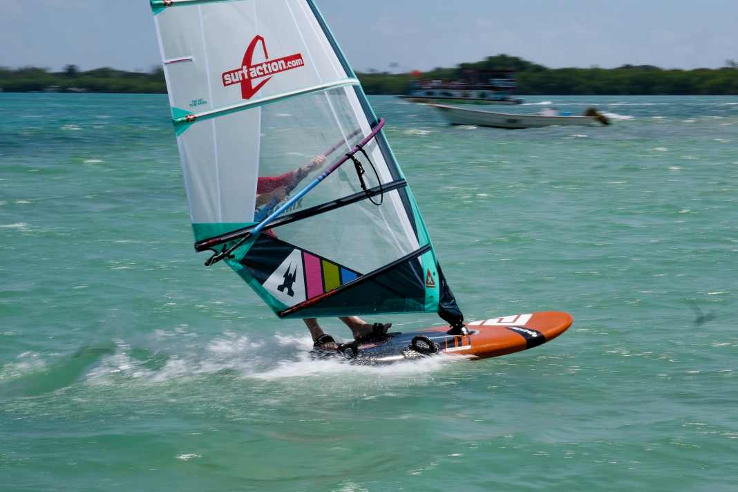 Der Patrik F-Race liegt flach im Wasser und bietet viel Kontrolle.
