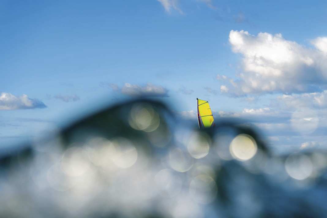 Windsurfing in the middle of the Baltic Sea – Arne Jörn and Ben Behrendt set off in search of a spot on a sailing boat