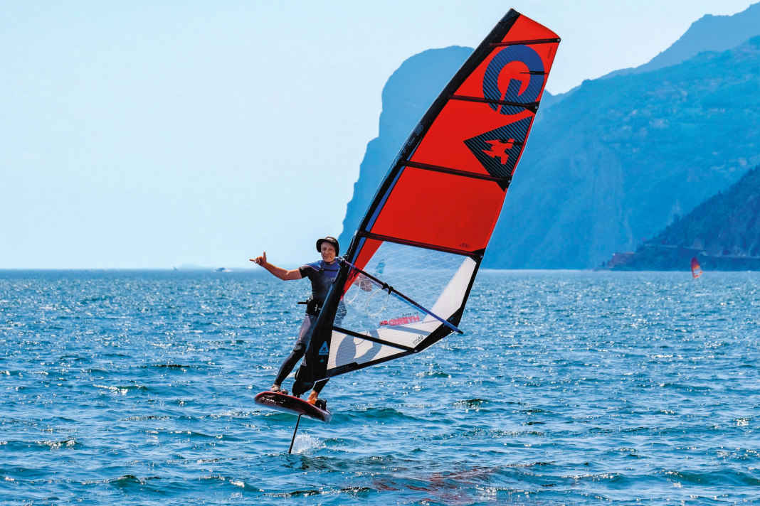It can be so lovely: with freeride foils, you can glide along at your leisure whilst others are still standing.