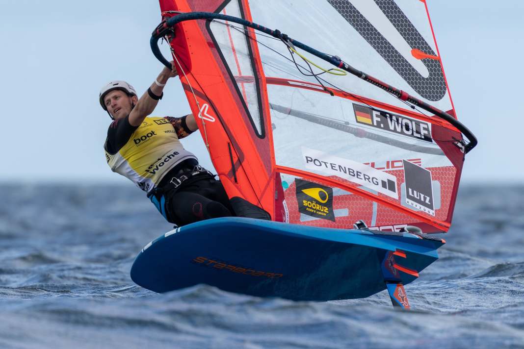 Fabian Wolf gewinnt die iQFOiL Games bei der Kieler Woche