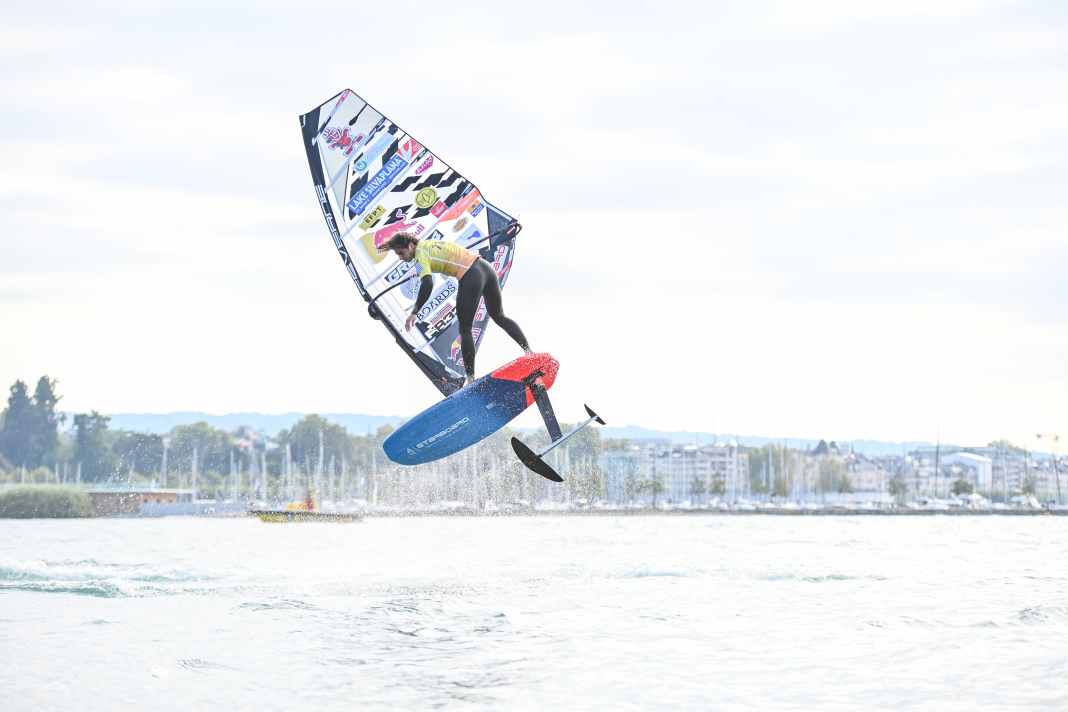 Lennart Neubauer shoots himself up high. Geneva city harbour in the background.