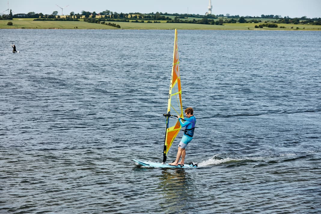 1) As always before a gybe: gain momentum and check the free space to leeward!