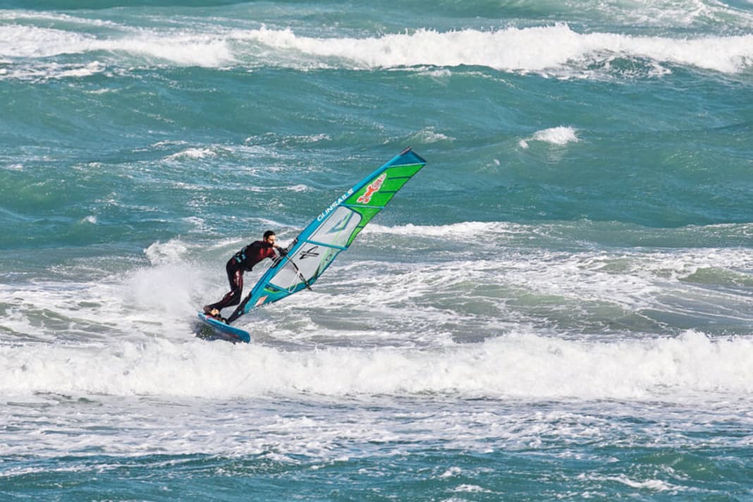 In typical Euro conditions with a cross onshore wind and moderate wave heights, you often only have one turn before the wave collapses. Flo's aim is therefore to channel the cutback directly into the steepest part of the wave, the peak. To achieve this, he positions himself a few metres upwind of the peak