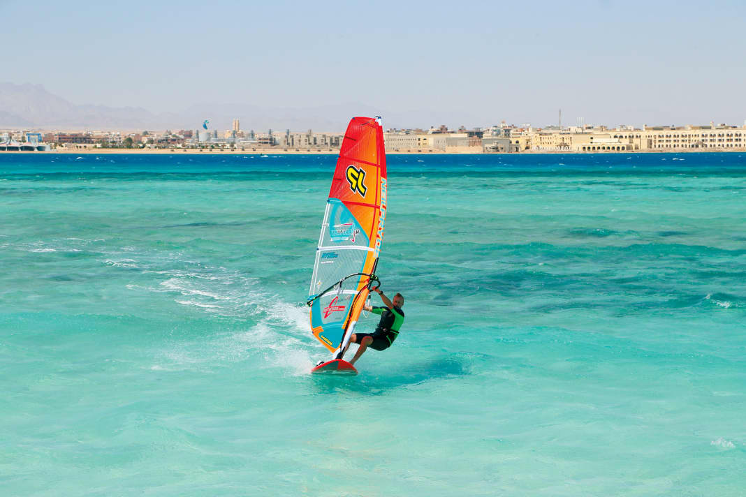 A lot of speed on a light space wind is also obligatory here. Before launching, place the back foot out of the loop onto the leeward edge.