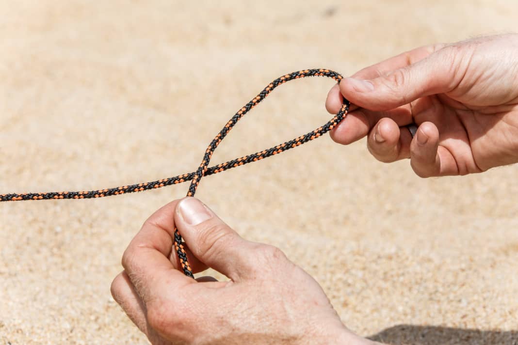1 Make a loop with the rope so that the end of the rope is at the top.
