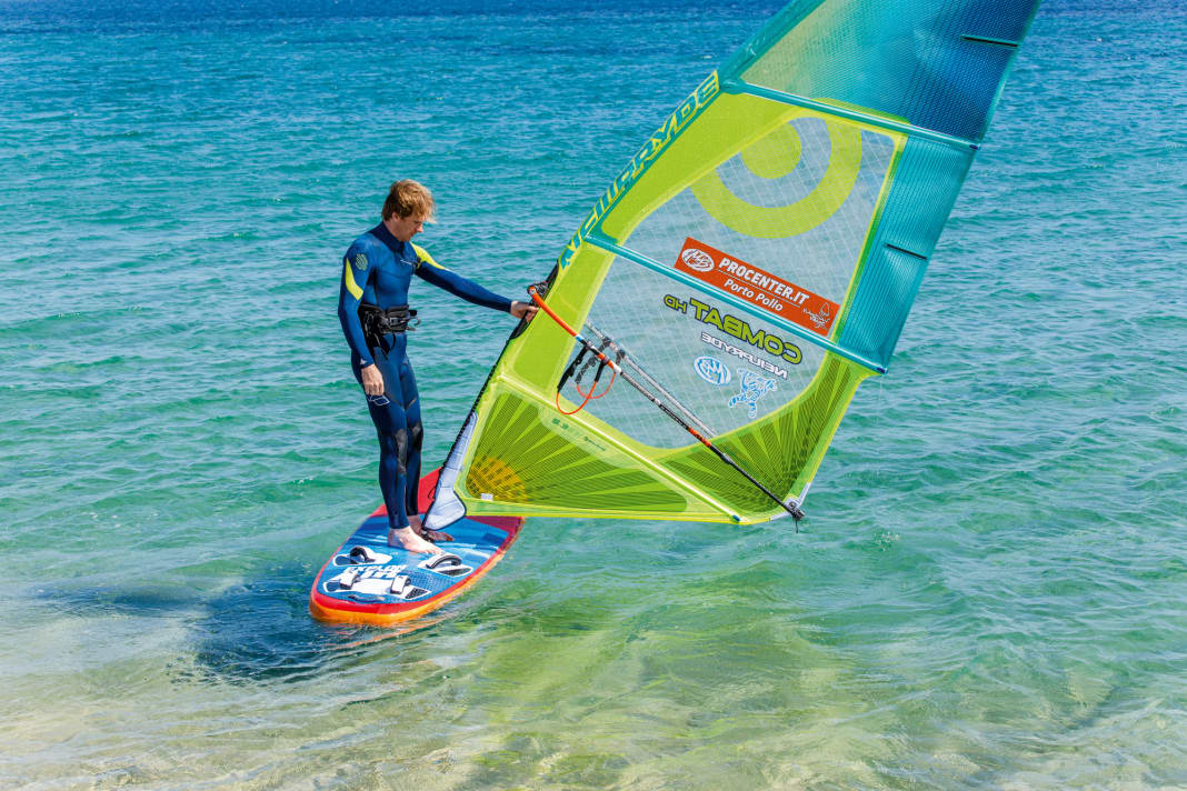 Bei der Grundstellung ist noch alles perfekt, das Segel steht 90° zum Brett, das Board hat sich demzufolge genau quer zum Wind auf Halbwindkurs ausgerichtet.