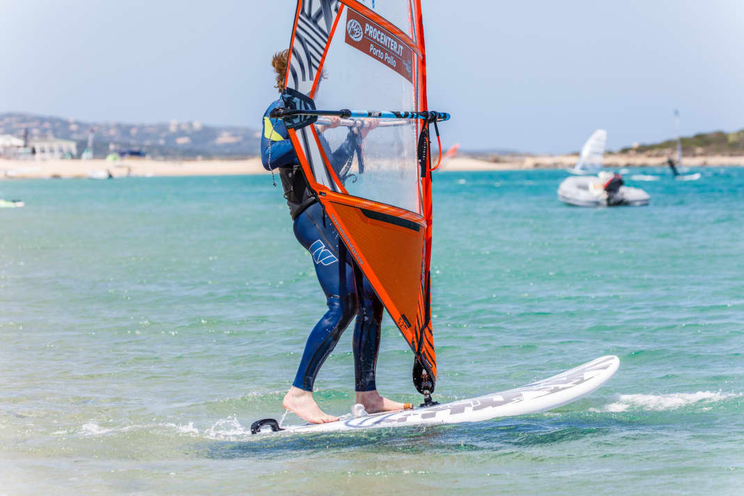 So funktioniert Kreuzen und Höhe laufen beim Windsurfen: Konzentriere dich auf einen sauberen Start auf Halbwindkurs und hole erstmal etwas Schwung.