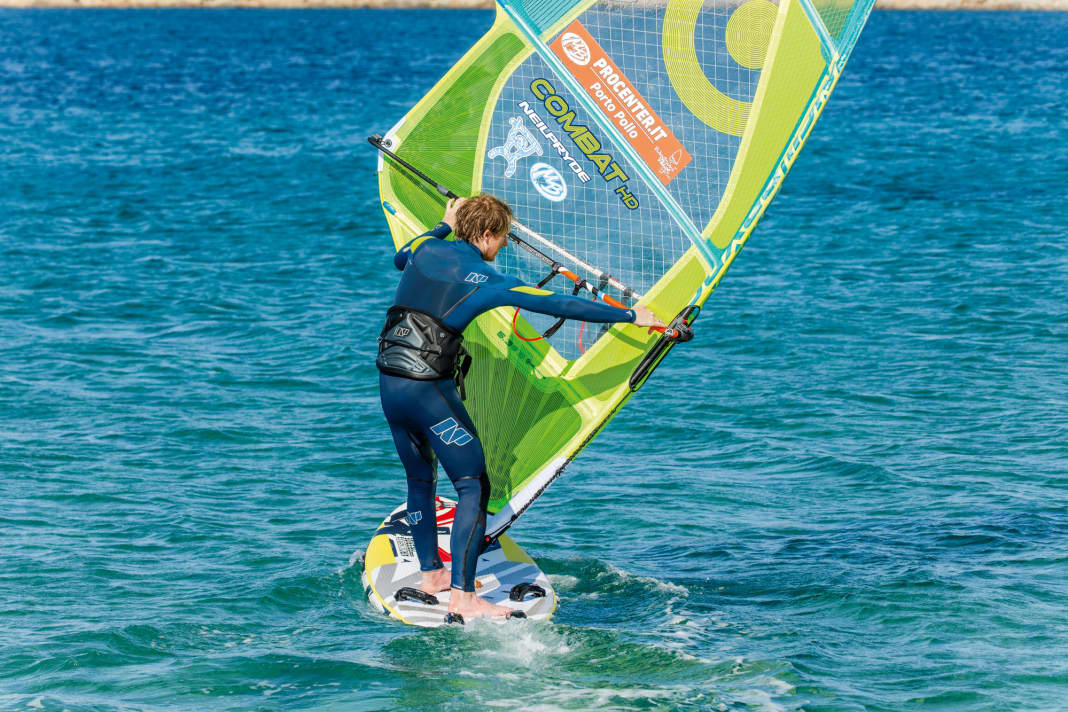 In order to turn further from the downwind course into the new direction of travel, the mast was - absolutely correctly - tilted far towards the outside of the bend towards the water, the mast arm is stretched accordingly