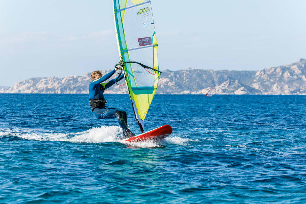 Wait for a small gust, choose a wide grip on the boom and unhook yourself from the harness. A light space wind course offers the best conditions for successfully crossing the glide threshold straight away