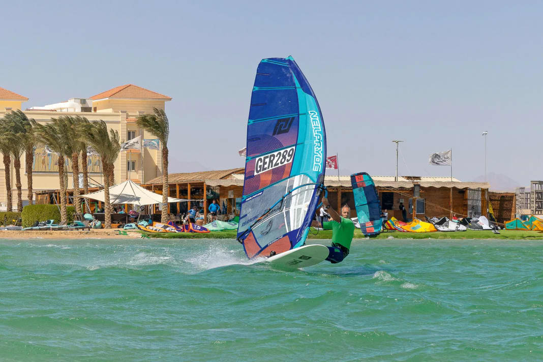 Peter Müller knows his trade - be it in the construction of the hall roof in his station or on the slalom board in front of his station.