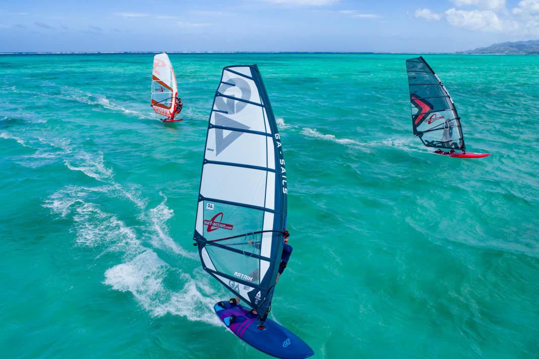 The surf team tested nine freeride sails of around six and a half square metres - in paradisiacal conditions on Tobago. We show the test candidates and selected details in advance!